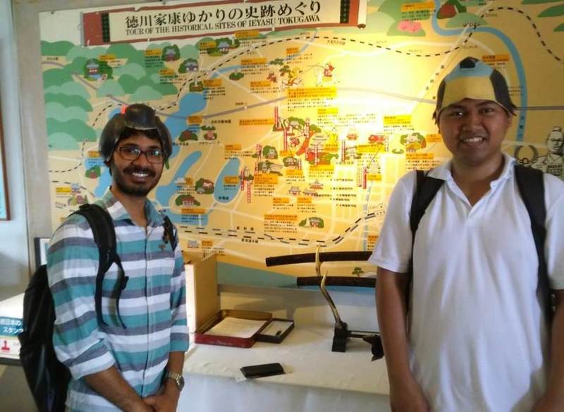 インドのマニさん（左）とタイのポブンさん（右）。吉岡さんと3人で行った浜松城にて